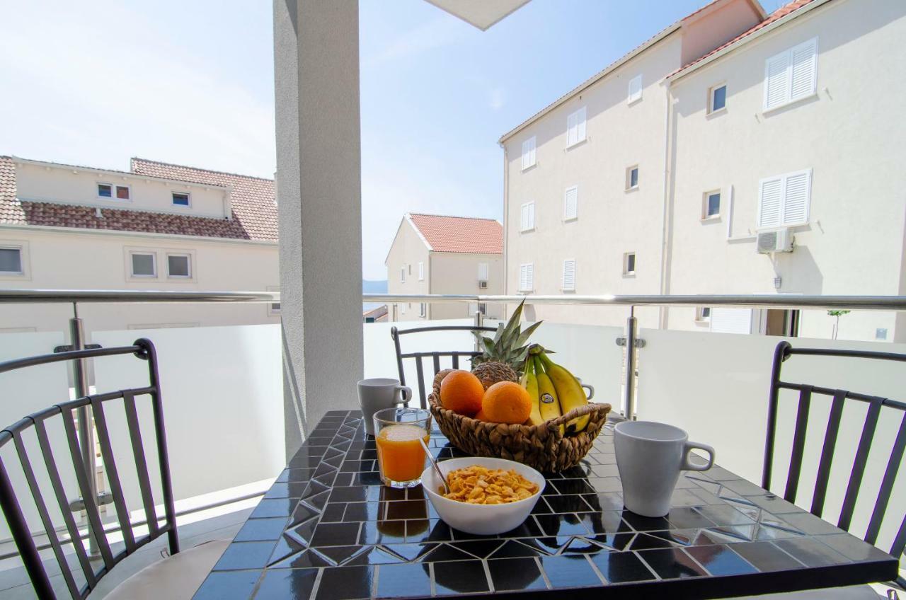 Apartments Sara 4 Bol Eksteriør bilde